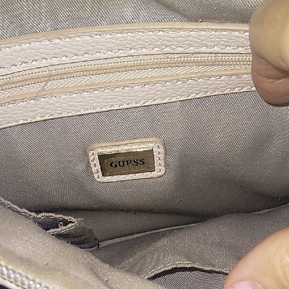 Guess Cream and Gray Crossbody Bag with Minimalist Design. - Picture 4 of 4
